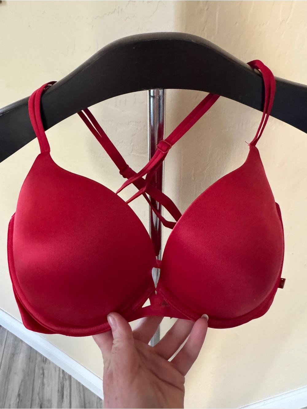 Victoria’s Secret Very Sexy Smooth Push-Up Bra in Red - 34DD NWOT